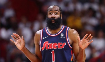 开云体育官网-留76人憋屈去火箭不甘！生涯十字路口 哈登怎么走？